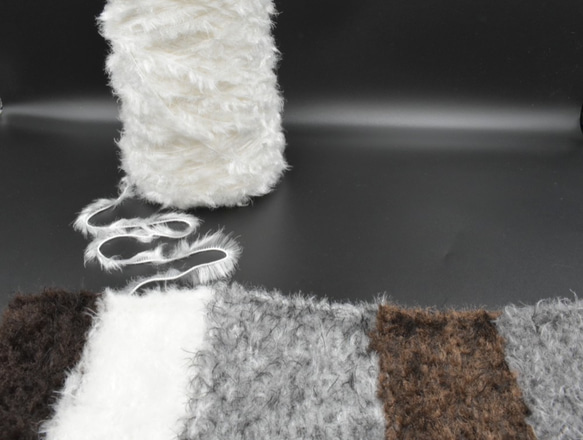 【わけあり大特価！】動物の毛のような手編み糸！ファー ホワイト (白)(50g) 手芸に適した楽しい毛糸！ 5枚目の画像
