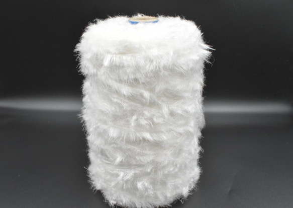 【お得！】動物の毛のような手編み糸！ファー ホワイト (白)(500g) 手芸に適した楽しい毛糸！ 1枚目の画像