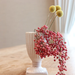 ペッパーベリーピンクとクラスペディアのドライフラワーと花瓶