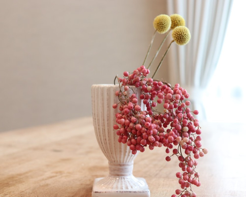 ペッパーベリーピンクとクラスペディアのドライフラワーと花瓶