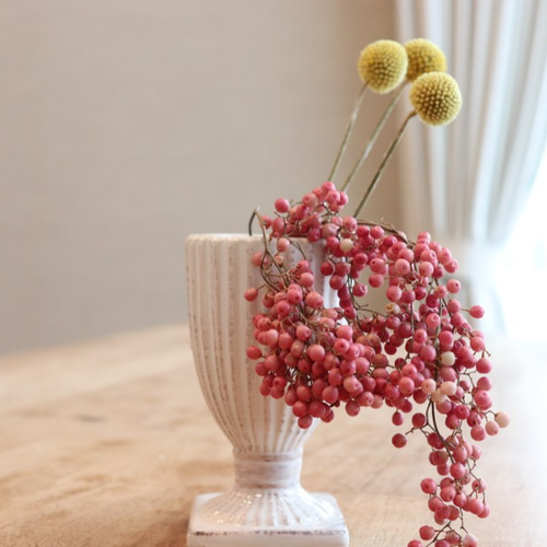 ペッパーベリーピンクとクラスペディアのドライフラワーと花瓶