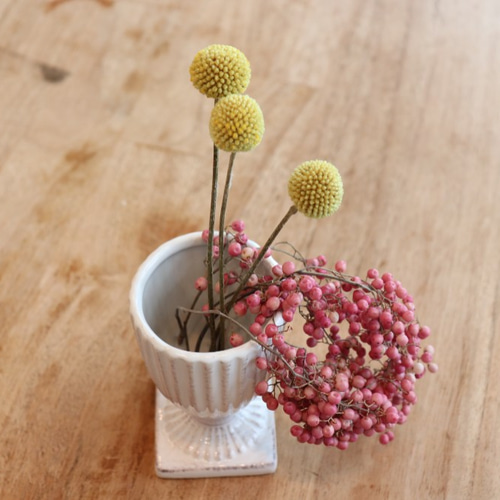 ペッパーベリーピンクとクラスペディアのドライフラワーと花瓶