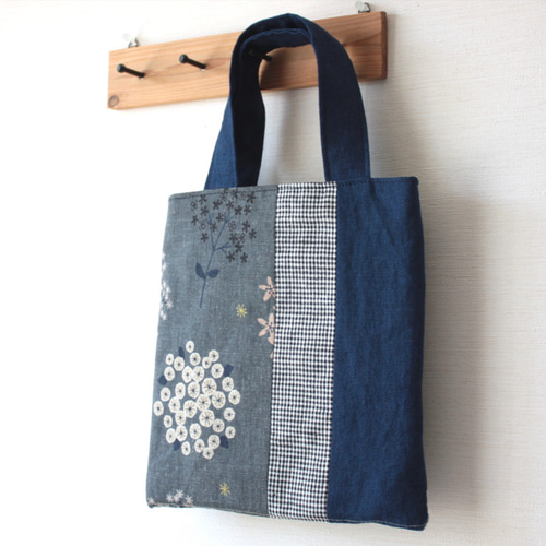 パッチワークリネンのミニバッグ（花柄ネイビー） トートバッグ