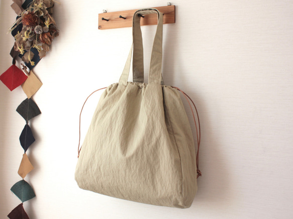 ウェザークロスの巾着バッグ（ベージュ） 2枚目の画像