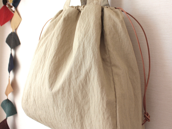 ウェザークロスの巾着バッグ（ベージュ） 3枚目の画像