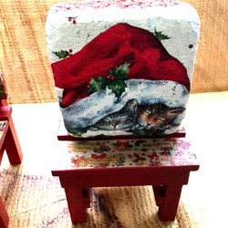 サンタ帽すやすやにゃんこブロックレンガと椅子 1枚目の画像