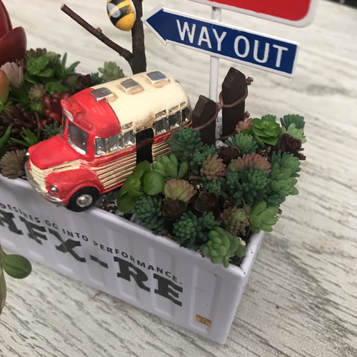 赤い車のコンテナ箱庭〜多肉植物寄せ植え その他インテリア雑貨 まぁ 