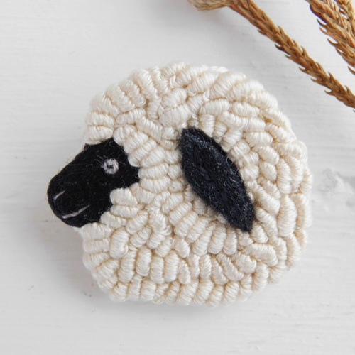 モコモコ黒ひつじ 刺繍ブローチ 【受注製作】 ブローチ 手刺繍