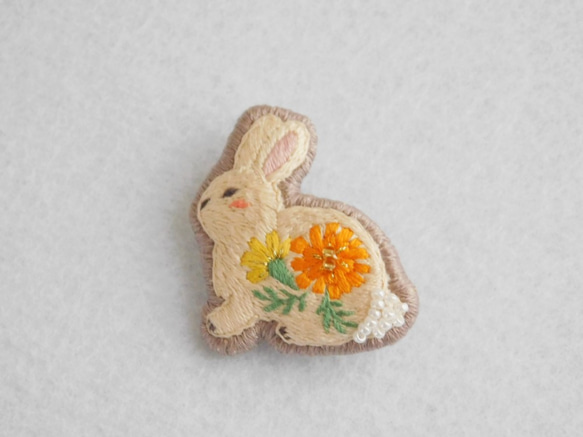 花うさぎ マリーゴールド 刺繍ブローチ ブローチ 手刺繍小物