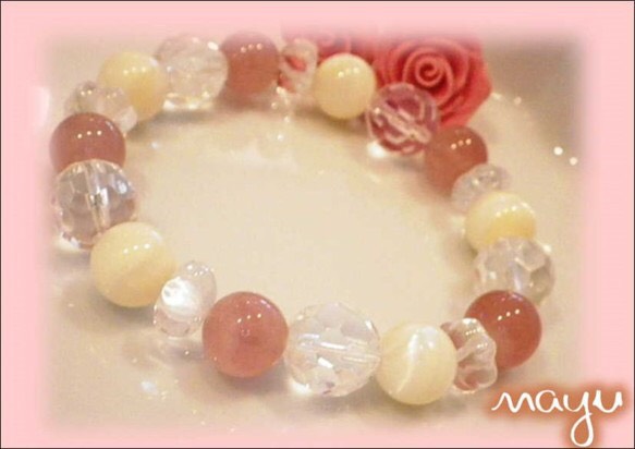 女性にとって必要なエネルギーが満タン♪レアディープローズクォーツAAA＆マザーオブパール＆バッキーボール水晶ブレスレット