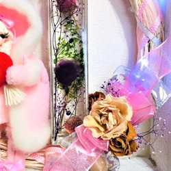 ふんわりマントの癒されドールとアンティークピンクの薔薇リース 5枚目の画像