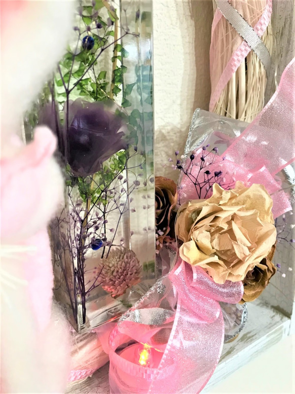 ふんわりマントの癒されドールとアンティークピンクの薔薇リース 4枚目の画像