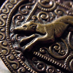 フランス アンティーク ピクチャー ボタン 犬 狩り 真鍮 メタル 直径3.3cm φ33mm 3枚目の画像