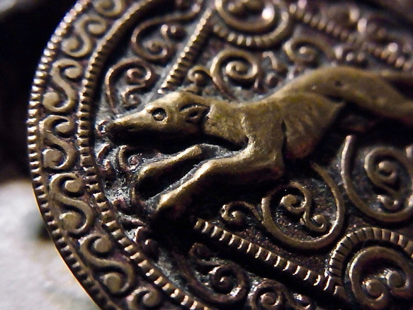 フランス アンティーク ピクチャー ボタン 犬 狩り 真鍮 メタル 直径3.3cm φ33mm 3枚目の画像