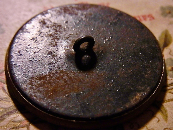 フランス アンティーク ピクチャー ボタン 犬 狩り 真鍮 メタル 直径3.3cm φ33mm 6枚目の画像