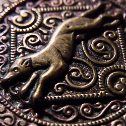 フランス アンティーク ピクチャー ボタン 犬 狩り 真鍮 メタル 直径3.3cm φ33mm 8枚目の画像