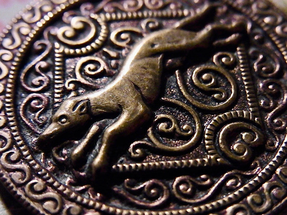 フランス アンティーク ピクチャー ボタン 犬 狩り 真鍮 メタル 直径3.3cm φ33mm 8枚目の画像