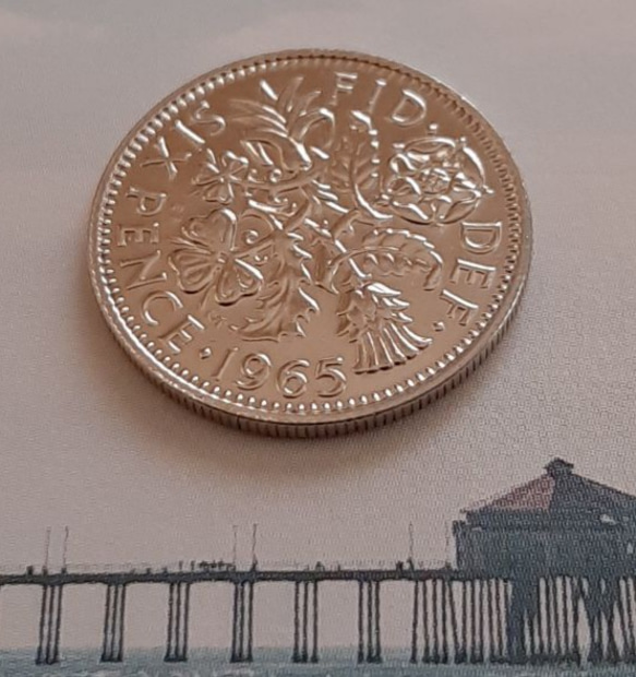 幸せのシックスペンス イギリス  ラッキー6ペンス 英国コイン  美品です 本物 19.5mm 2.8gram 3枚目の画像
