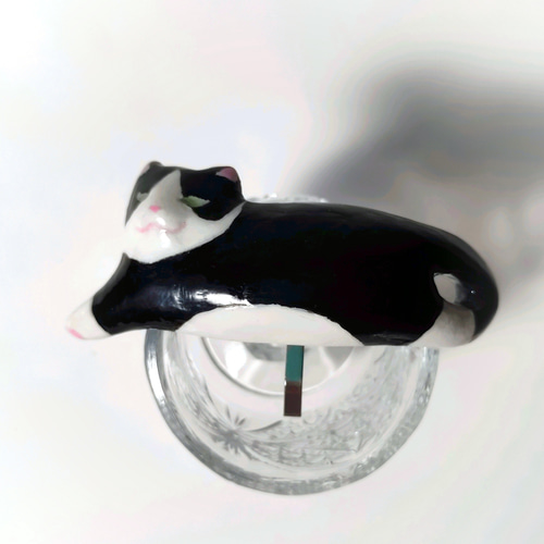 伸びる猫のポニーフック(ハチワレ猫) ポニーフック・ヘアカフス