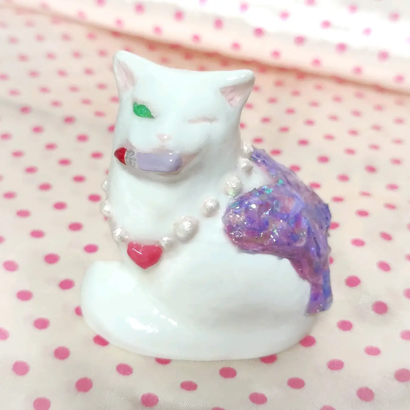 口紅を差し出すオシャレ猫の置物