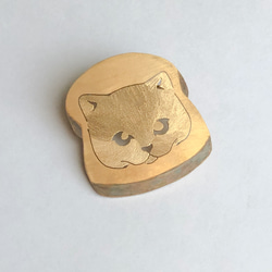 真鍮　食パン猫　ブローチ　【猫×ほっこりアクセサリー】 2枚目の画像