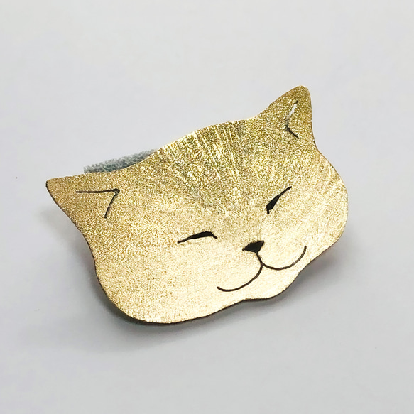 真鍮 ぺしゃんと猫ちゃん ブローチ 【だるるぅんと過ごしましょ】 2枚目の画像