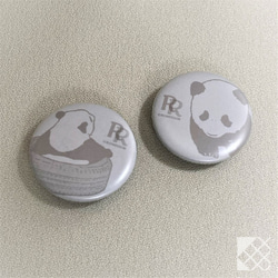 パンダのミニ缶バッジ２個セット ライトグレー【RinRon】 1枚目の画像