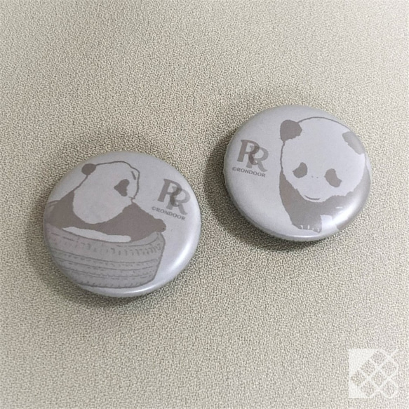パンダのミニ缶バッジ２個セット ライトグレー【RinRon】 1枚目の画像