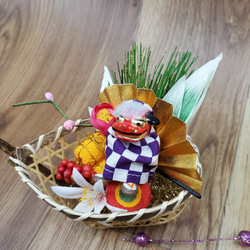 一点物【お正月】紫白市松模様獅子舞、米俵と金扇の宝船かごミニ迎春アレンジ　 2枚目の画像