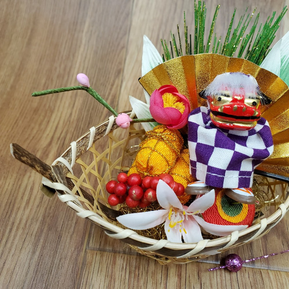 一点物【お正月】紫白市松模様獅子舞、米俵と金扇の宝船かごミニ迎春アレンジ　 3枚目の画像