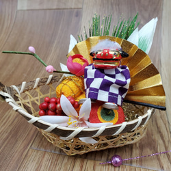一点物【お正月】紫白市松模様獅子舞、米俵と金扇の宝船かごミニ迎春アレンジ　 5枚目の画像