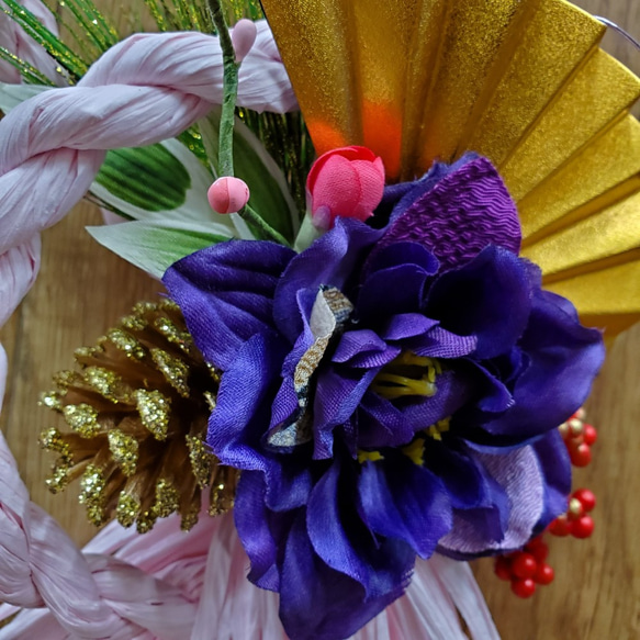 一点物【お正月】ちりめんバイオレットダリアと金扇のタッセル型ライトピンクしめ縄リース　 5枚目の画像