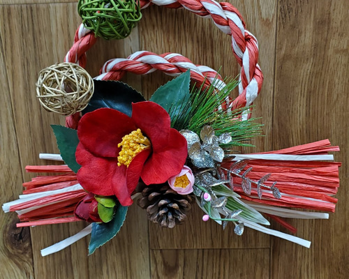 お正月】赤椿とラタンボールの紅白二重しめ縄リース しめ縄・しめ飾り