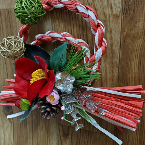 お正月】赤椿とラタンボールの紅白二重しめ縄リース しめ縄・しめ飾り