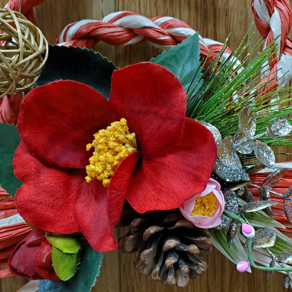 一点物【お正月】赤椿とラタンボールの紅白二重しめ縄リース　 4枚目の画像