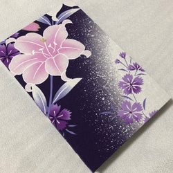 御朱印帳　黒和紙　大判18㎝×12㎝　蛇腹タイプ　両面美しいゆりの花が描かれ紫地にとても映え素敵なデザインです。 4枚目の画像