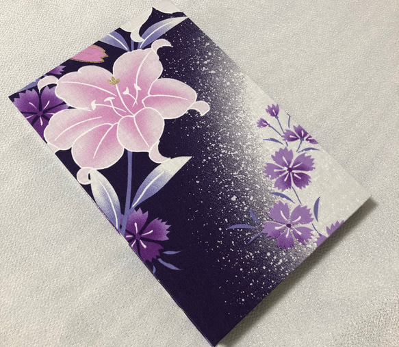 御朱印帳　黒和紙　大判18㎝×12㎝　蛇腹タイプ　両面美しいゆりの花が描かれ紫地にとても映え素敵なデザインです。 4枚目の画像