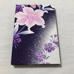 御朱印帳　黒和紙　大判18㎝×12㎝　蛇腹タイプ　両面美しいゆりの花が描かれ紫地にとても映え素敵なデザインです。 6枚目の画像