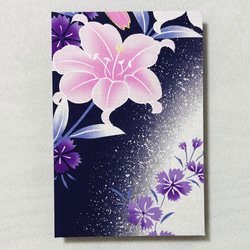 御朱印帳　黒和紙　大判18㎝×12㎝　蛇腹タイプ　両面美しいゆりの花が描かれ紫地にとても映え素敵なデザインです。 9枚目の画像