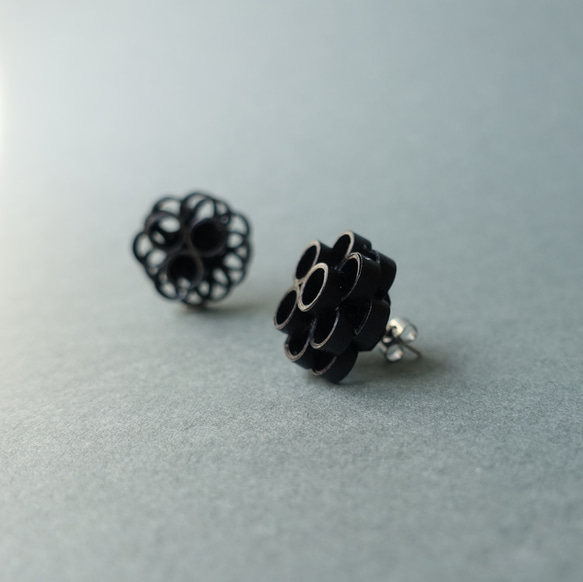 幾何学模様のイヤリング(ピアス)　大人の黒いシンプルアクセサリー　金属アレルギー対応 3枚目の画像