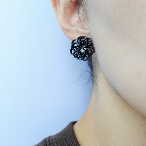 幾何学模様のイヤリング(ピアス) 大人の黒いシンプルアクセサリー 金属