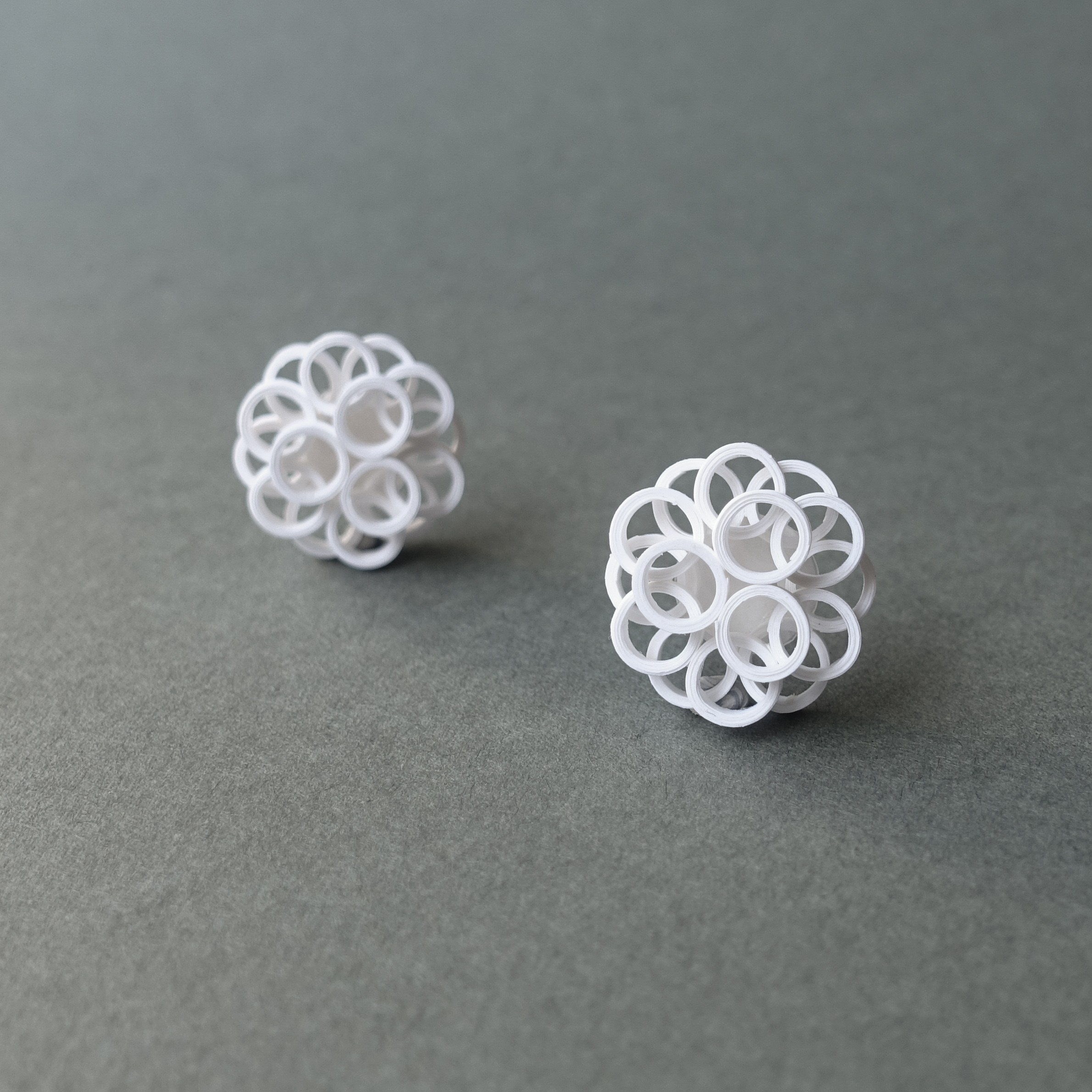 幾何学模様のイヤリング(ピアス)　七五三卒業入学式などのセレモニー後にも使える大人の白いシンプルアクセサリー