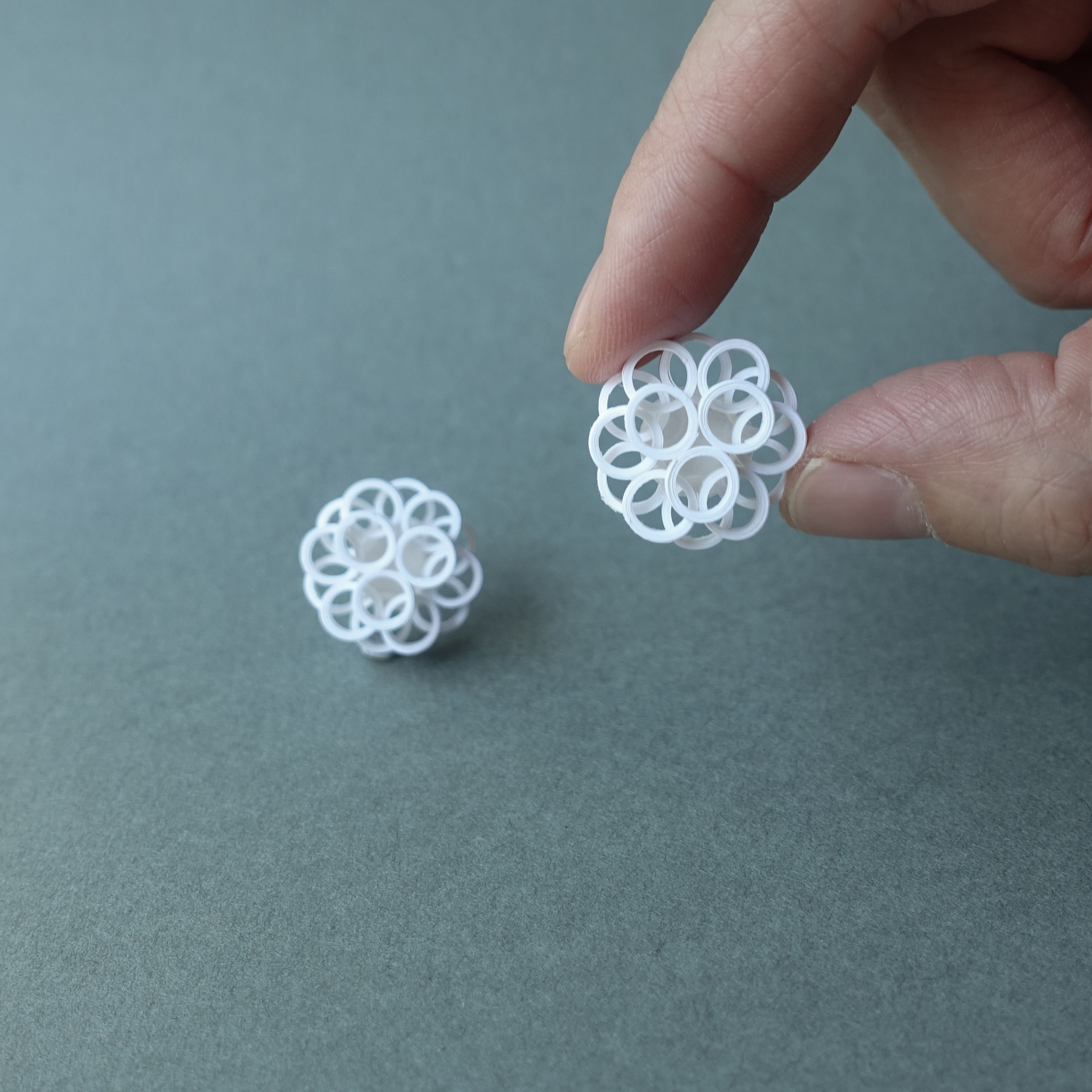 幾何学模様のイヤリング(ピアス)　七五三卒業入学式などのセレモニー後にも使える大人の白いシンプルアクセサリー