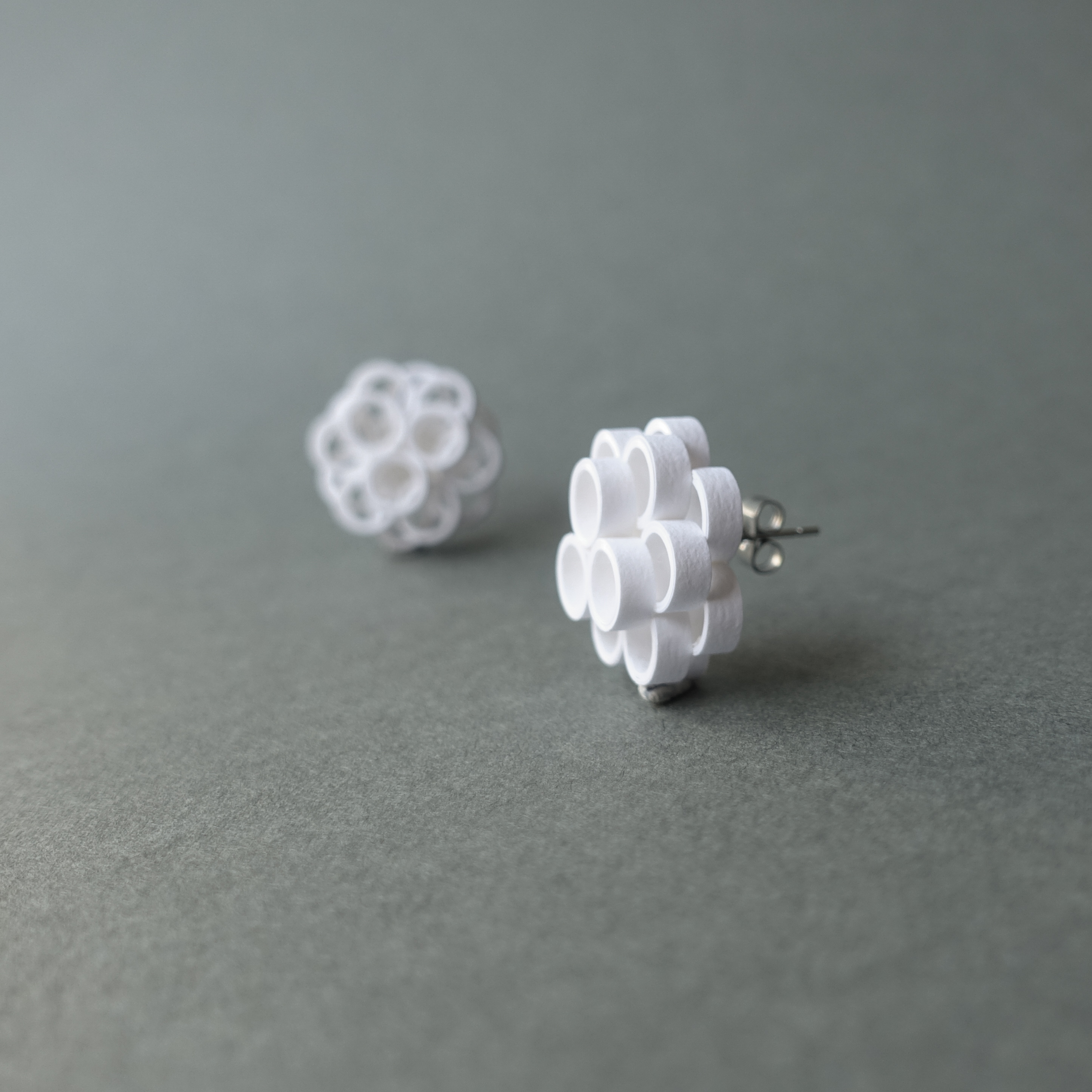 幾何学模様のイヤリング(ピアス)　七五三卒業入学式などのセレモニー後にも使える大人の白いシンプルアクセサリー