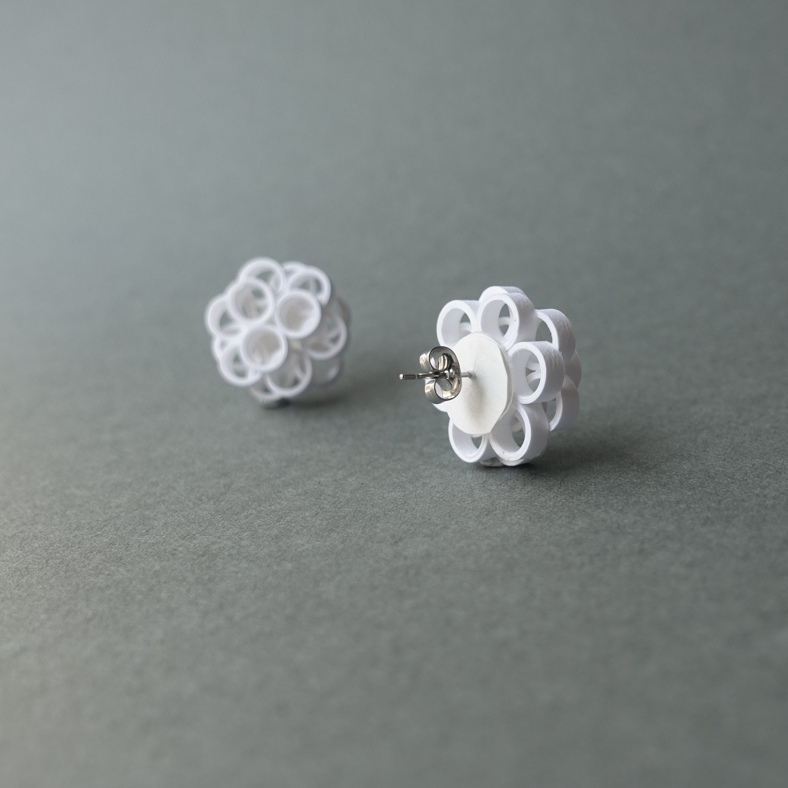 幾何学模様のイヤリング(ピアス)　七五三卒業入学式などのセレモニー後にも使える大人の白いシンプルアクセサリー