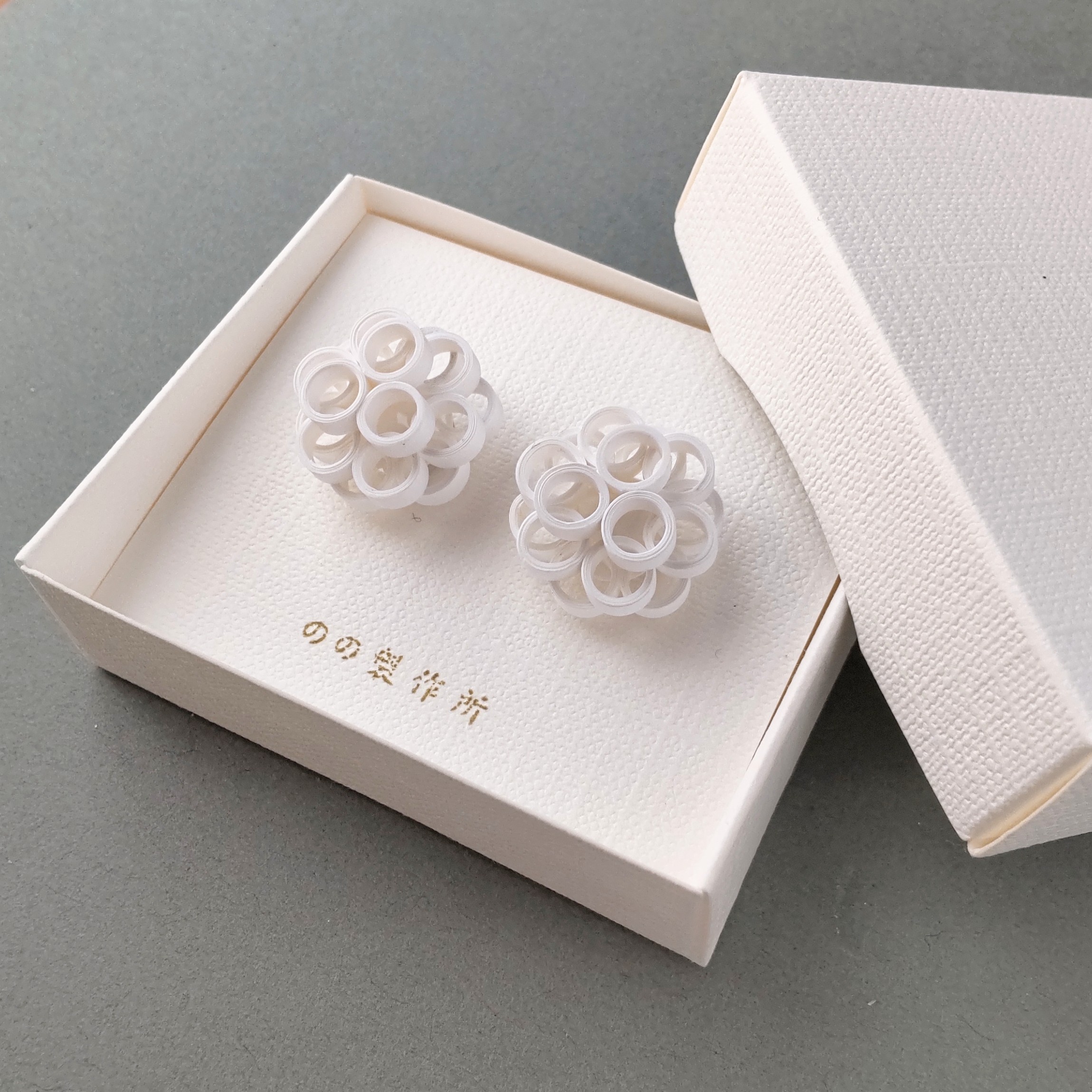 幾何学模様のイヤリング(ピアス)　七五三卒業入学式などのセレモニー後にも使える大人の白いシンプルアクセサリー