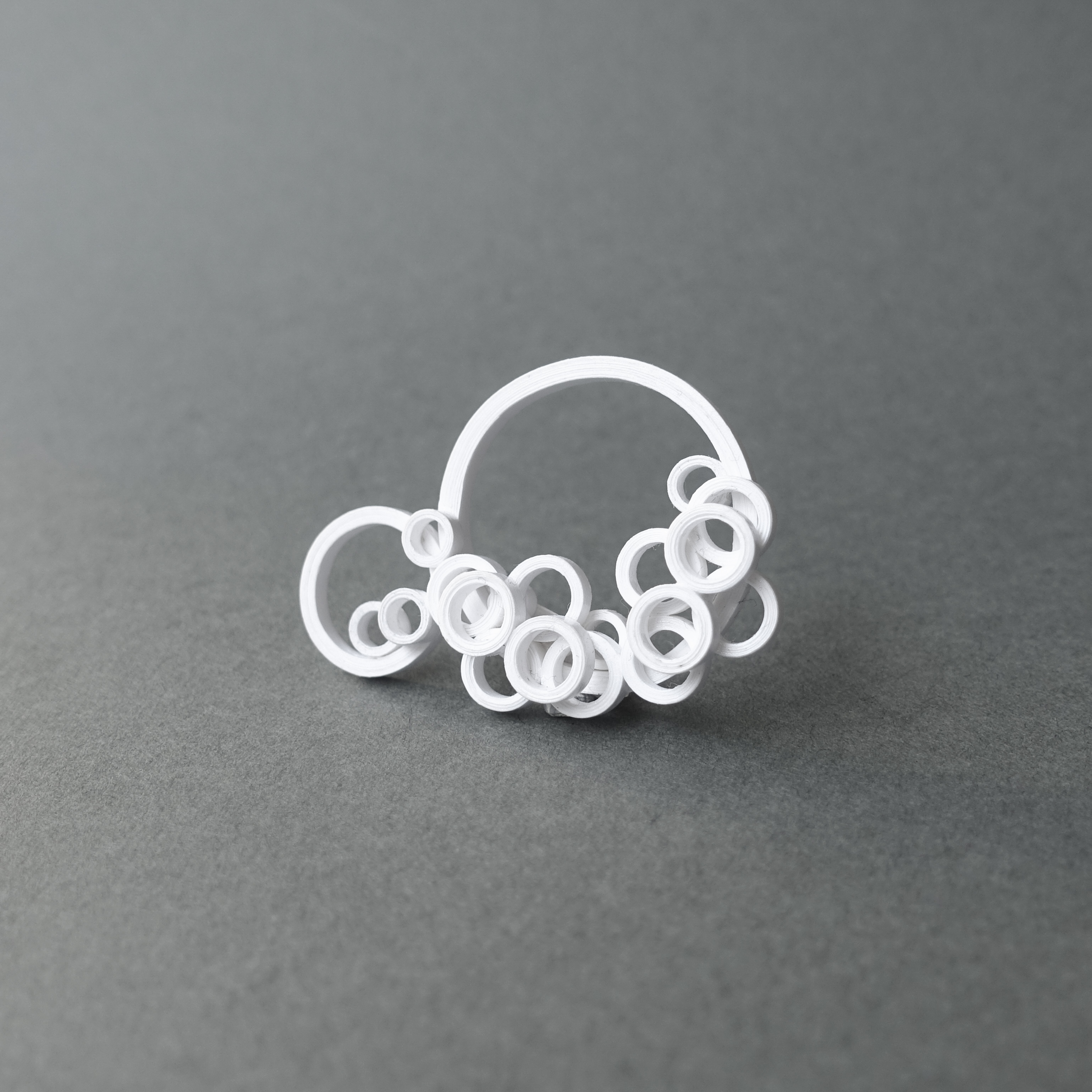 幾何学模様のイヤリング(ピアス)　七五三卒業入学式などのセレモニー後にも使える大人の白いシンプルアクセサリー