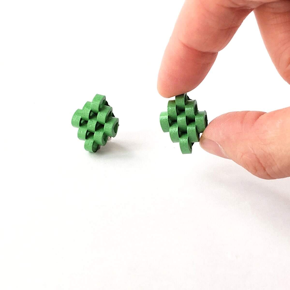 影が美しいグリーンのイヤリング(ピアス)