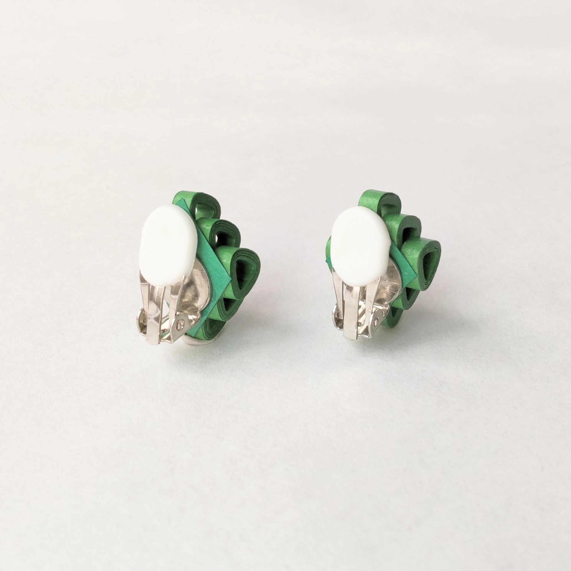 影が美しいグリーンのイヤリング(ピアス)