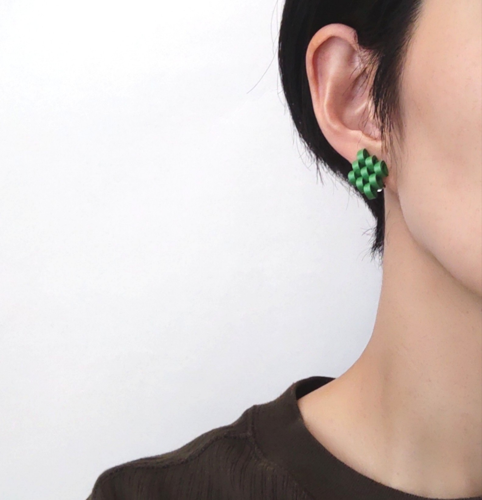 影が美しいグリーンのイヤリング(ピアス)